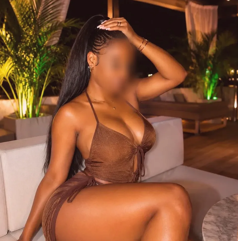 Andrea, 27