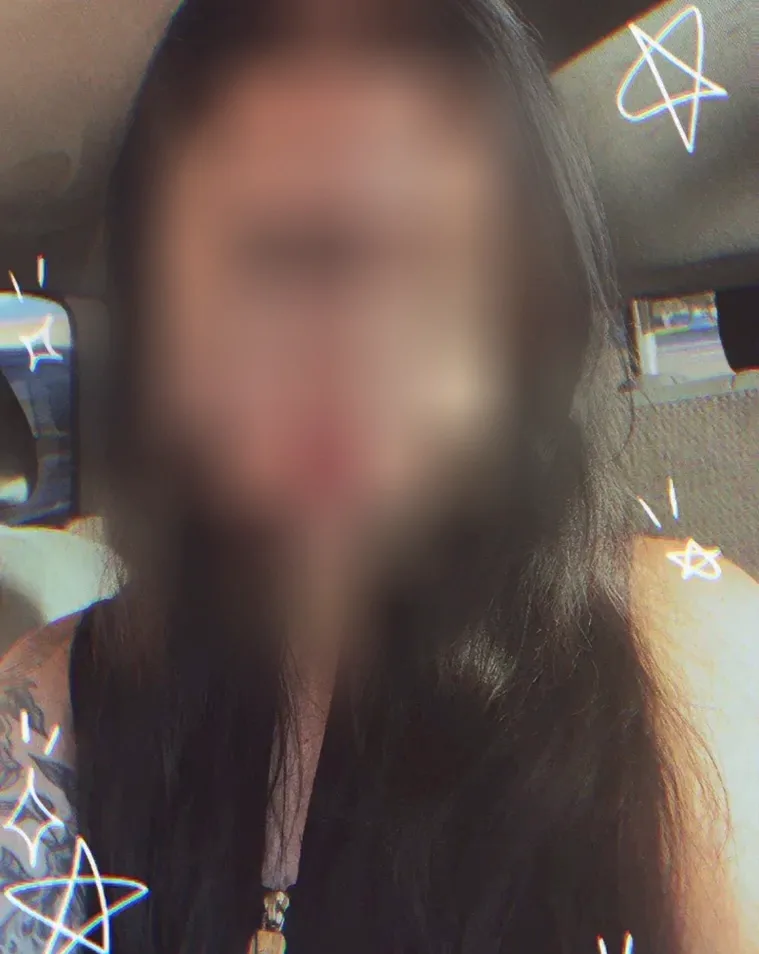 Laura, 23