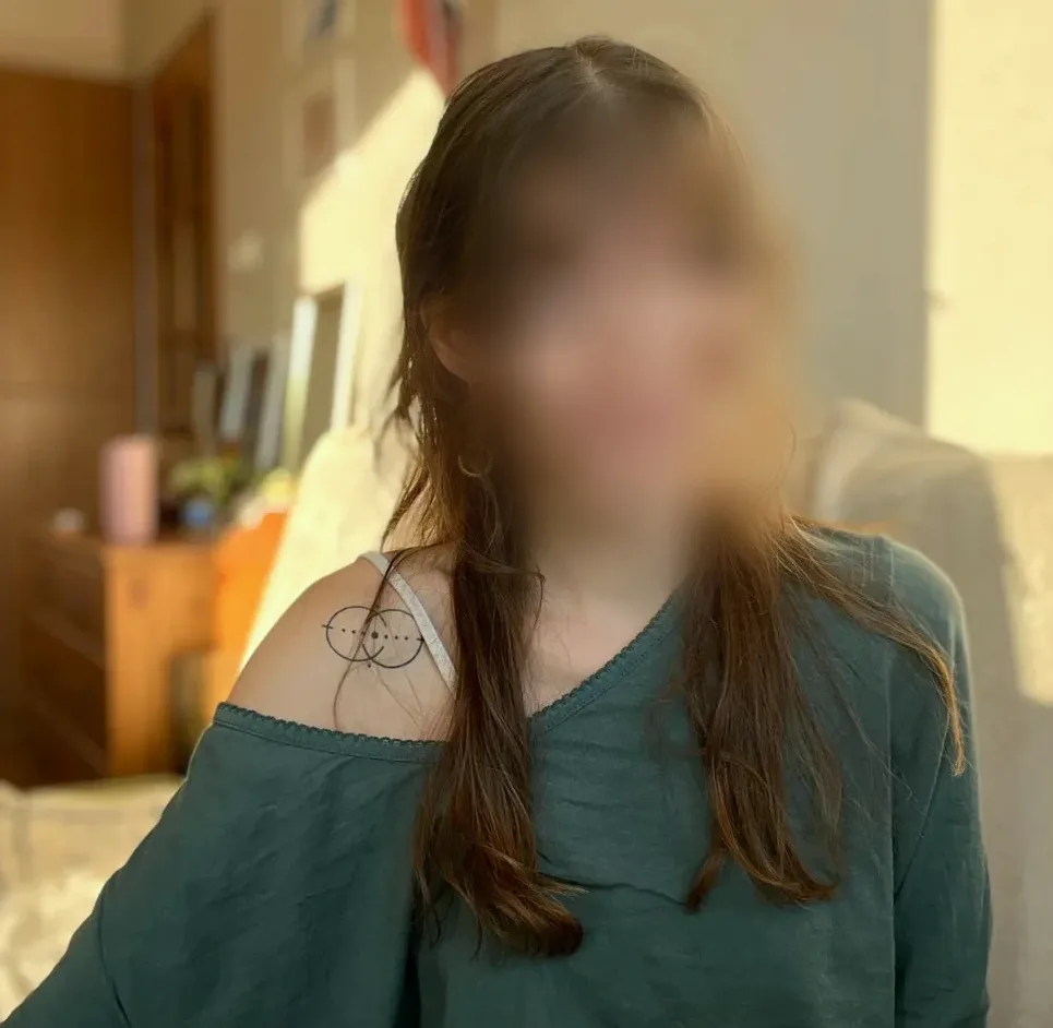 Mia, 28
